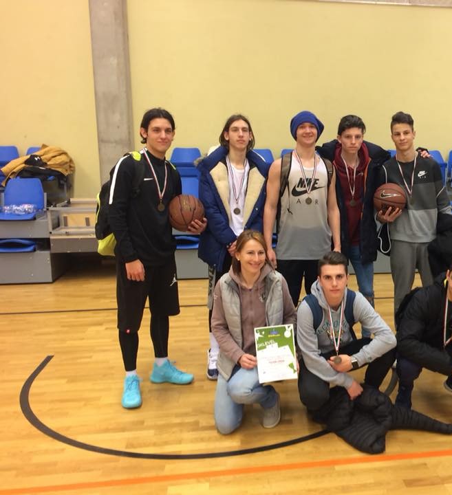 Bronzérmes a Comenius kosárlabda csapata
